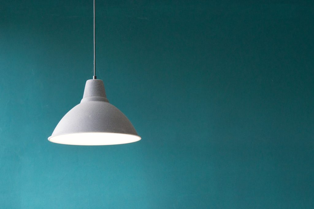 Beige verlichting boven tafel